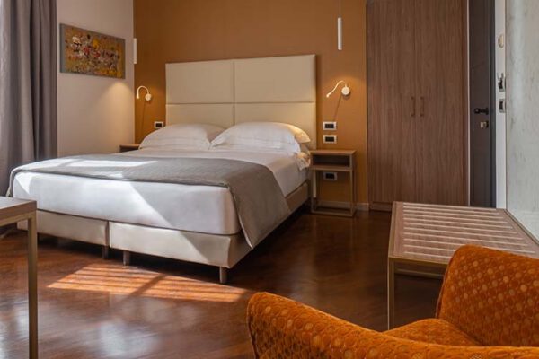 01-camera-deluxe-le-cappuccinelle-1200x500-1 01-camera-deluxe-le-cappuccinelle-1200x500-1